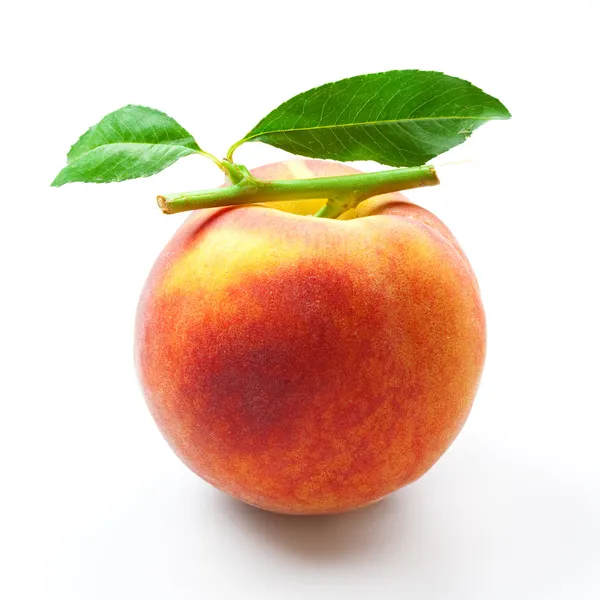 Персик ізольований. фрукти з зеленим листям на білому — стокове фото