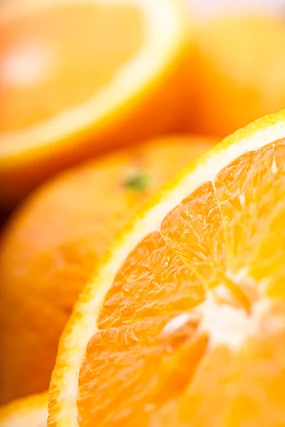 Fruta naranja.. Dos frutas y media con hojas aisladas sobre fondo blanco — Foto de Stock