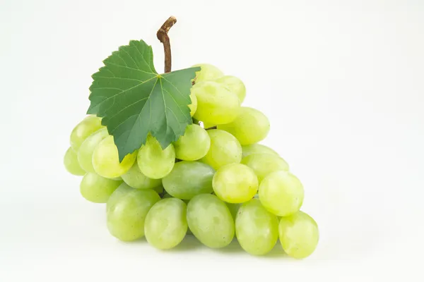 Uvas verdes com folha. Isolado em branco — Fotografia de Stock