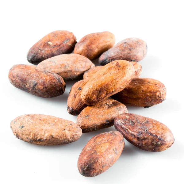 Stapel cacaobonen op wit. — Stockfoto