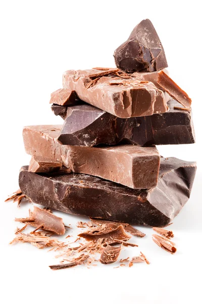 Mängd choklad. bitar isolerad på vit bakgrund. — Stockfoto