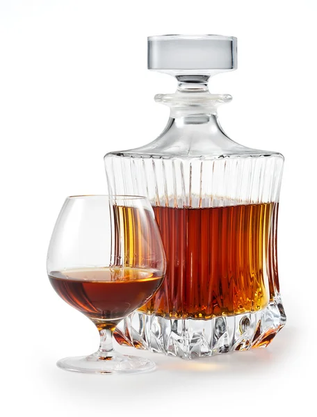 Koňak. brandy, sklenici a láhev na bílém pozadí. Ořezová cesta — Stock fotografie