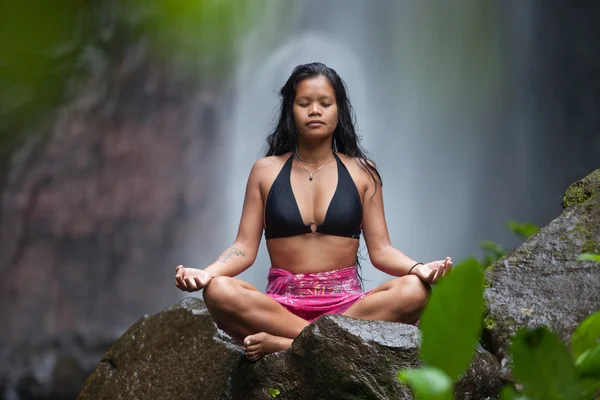 Mujer meditando — Foto de Stock
