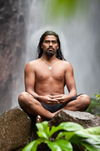 Adam meditasyon — Stok fotoğraf