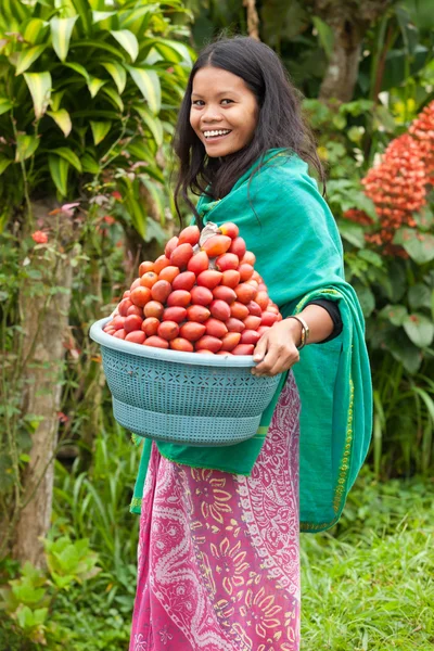 Frau mit roten Früchten — Stockfoto