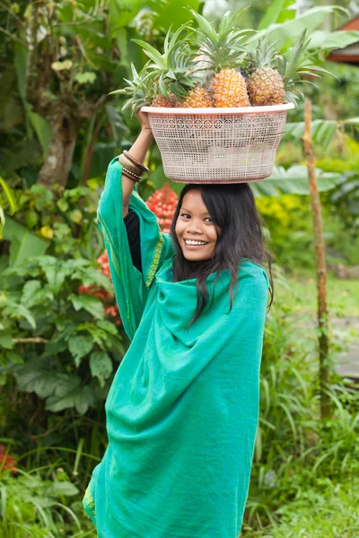 Nő, ananász — Stock Fotó