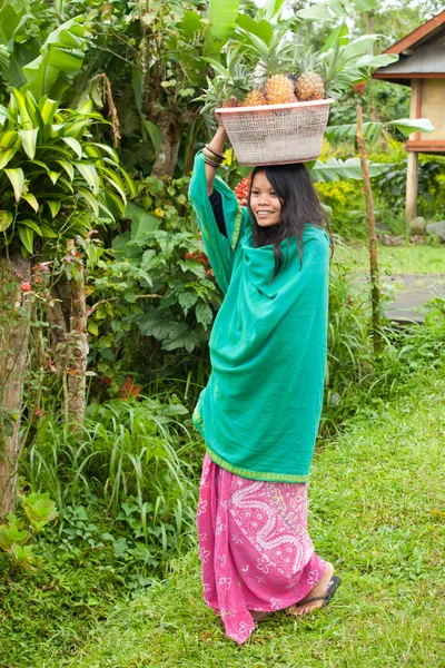 Mulher com abacaxi — Fotografia de Stock