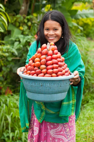 Kobieta z czerwonych owoców — Zdjęcie stockowe