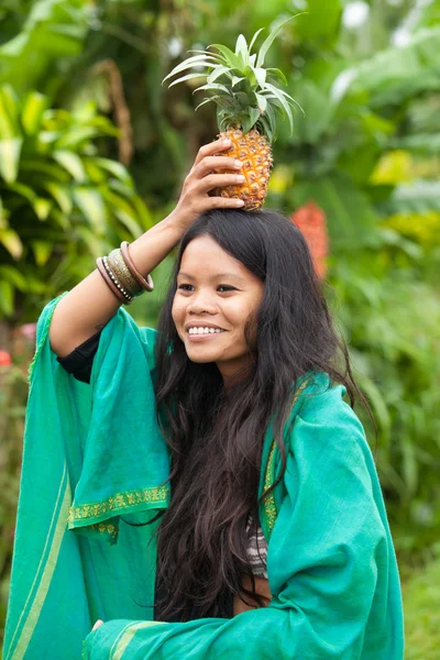 菠萝的女人 — 图库照片