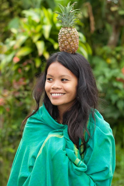菠萝的女人 — 图库照片