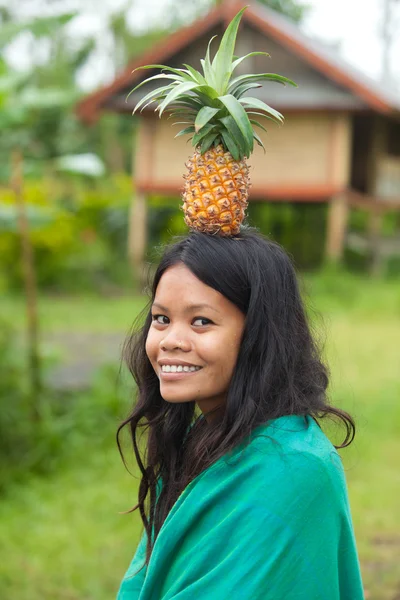 Frau mit Ananas — Stockfoto