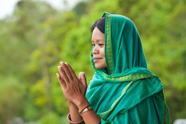 Kvinnan som ber — Stockfoto