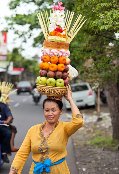 Mujer llevando ofrendas — Foto de Stock