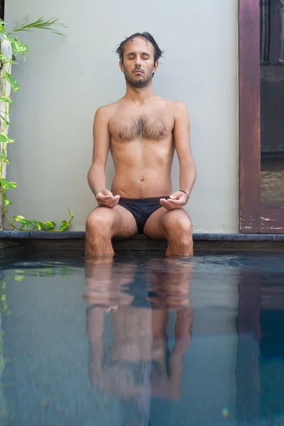 Людина з ногами в басейні — стокове фото