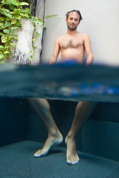 Man with feet in pool — Stock Photo, Image