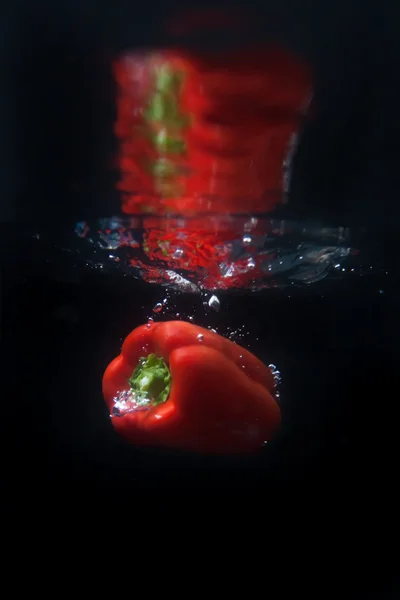 Poivron rouge dans l'eau — Photo