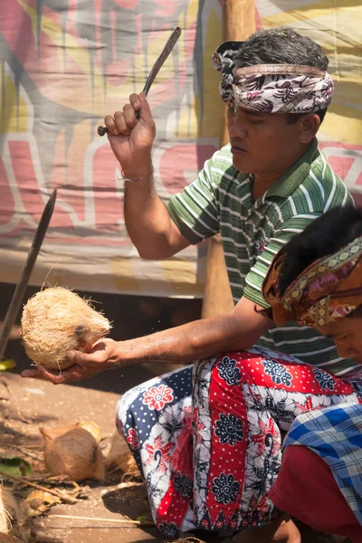 Muž řezání kokos — Stock fotografie