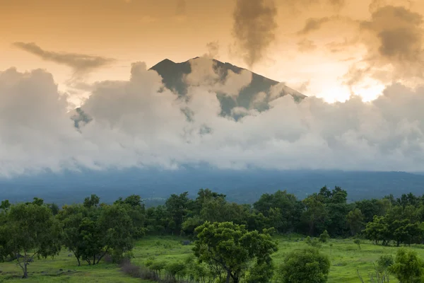 Гунунг-Агунг вулкан на острові Балі — стокове фото