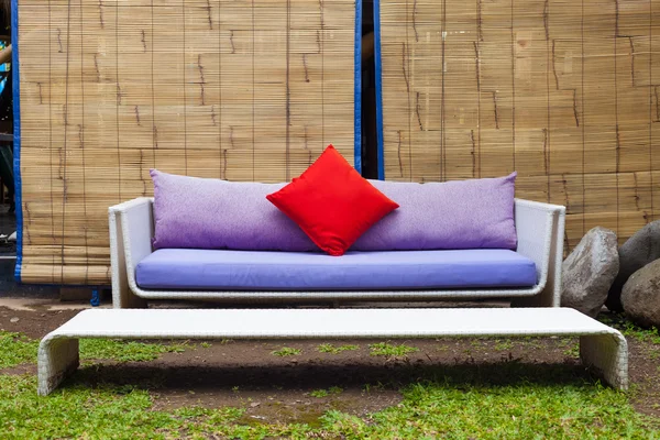 Sofa draußen — Stockfoto