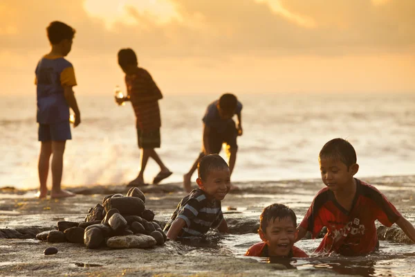 Dzieci na plaży. — Zdjęcie stockowe