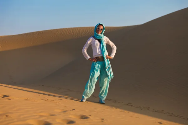 Donna nel deserto — Foto Stock