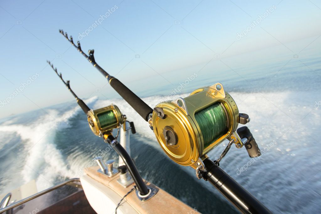 Pesca de caña de barco en el soporte de la caña. Pesca de caza
