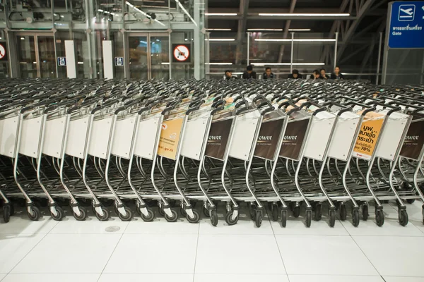 Port lotniczy wózki — Zdjęcie stockowe