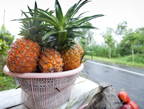 Ananas display — Stockfoto