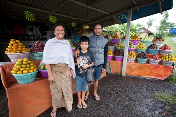 Familia de vendedores de frutas — Foto de Stock