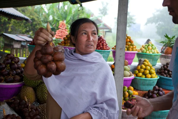 Vendedor de frutas — Fotografia de Stock