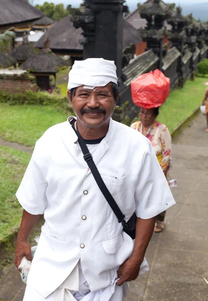 Traditional Balinese pilgrims — Stock Photo, Image