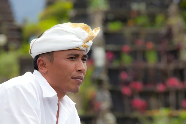 Traditional Balinese pilgrims — Stock Photo, Image