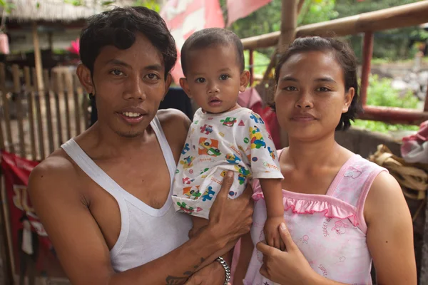 Jovem família balinesa — Fotografia de Stock