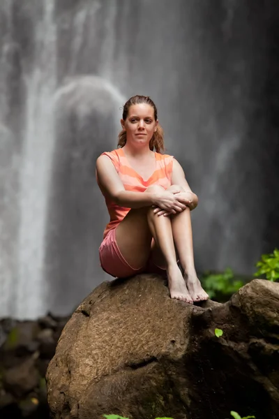 Женщина у водопада — стоковое фото