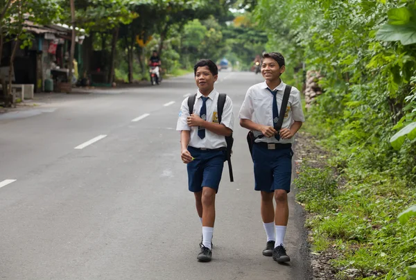 Niños de la escuela balinesa —  Fotos de Stock