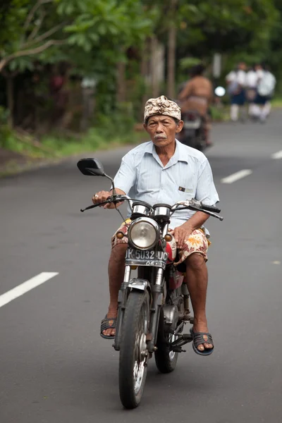 Old Balinese on motorcycle — Stock Photo, Image