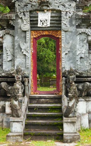 Центральним входом в храм — стокове фото