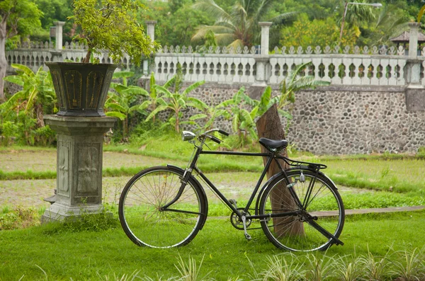 Старый старинный велосипед — стоковое фото