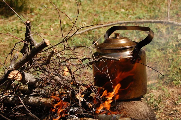 kamp çaydanlığı ateşe