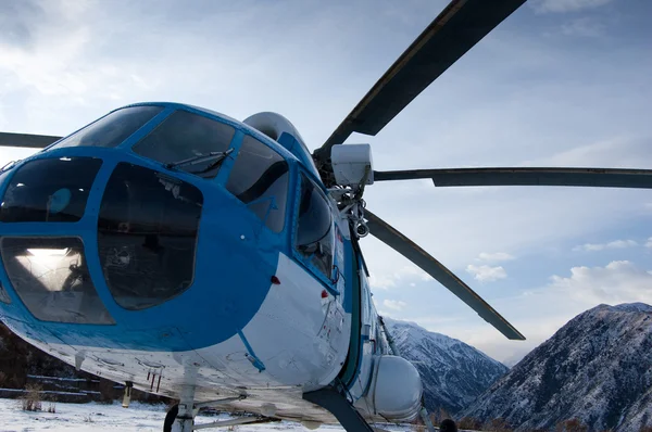 Helicóptero nas montanhas — Fotografia de Stock