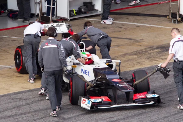 Sergio Perez (MEX) Sauber C31 join box - 3th Testing Days Barcel — Stock Photo, Image