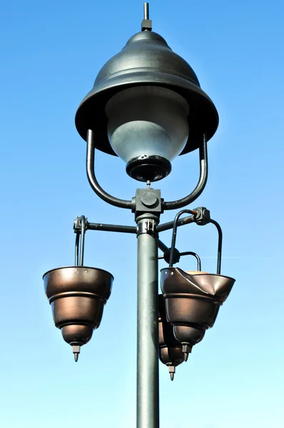 Bozuk bir sokak lambası — Stok fotoğraf