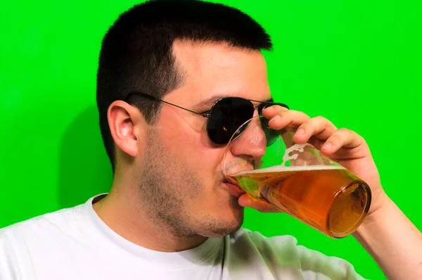 Drinking beer — Stock Photo, Image