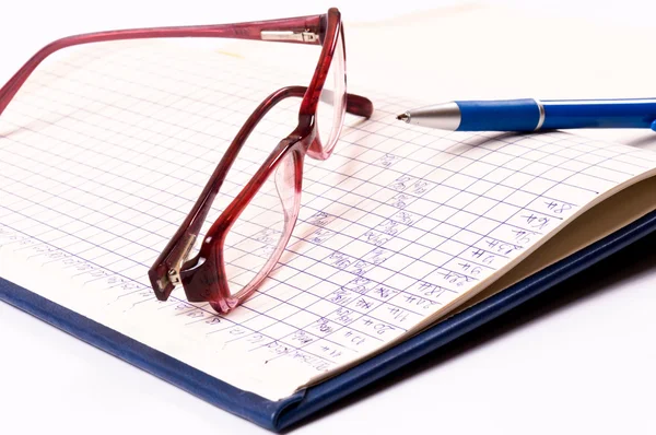 Szemüveg és toll — Stock Fotó