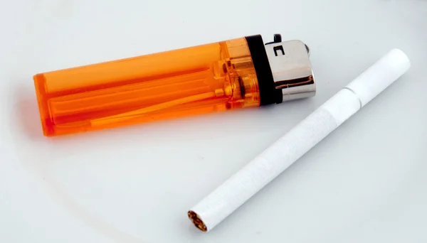 Zapalovač a cigareta — Stock fotografie