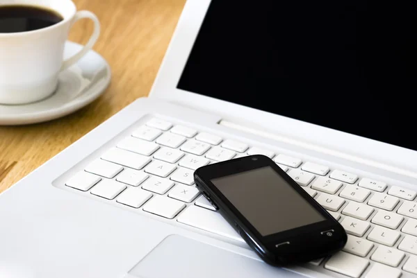 Witte laptop en koffiekopje — Stockfoto