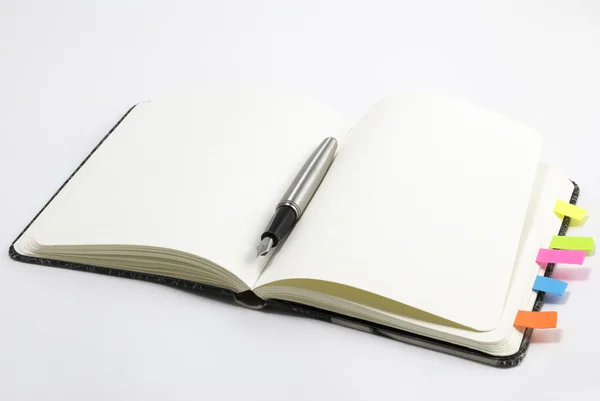 Cuaderno en blanco con pluma de plata — Foto de Stock