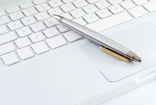 Pen en laptop toetsenbord — Stockfoto