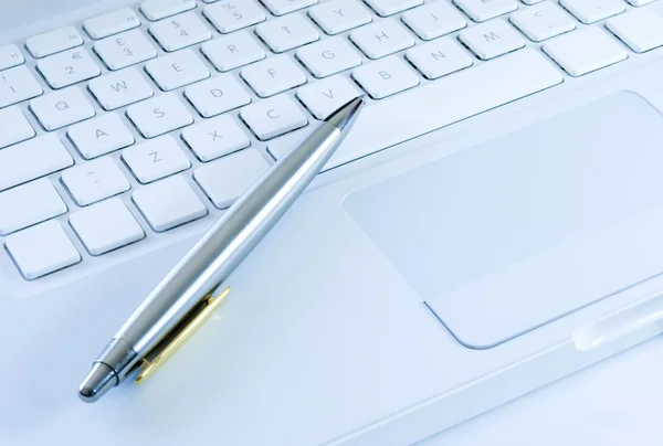 ペンとノート パソコンのキーボード — ストック写真