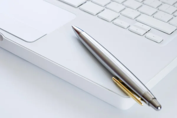 Stift und Laptop-Tastatur — Stockfoto